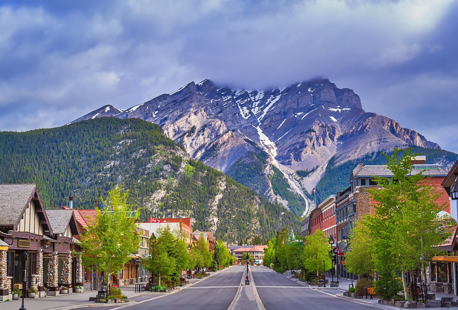 Banff Avenue s výhledem na okolní hory v národním parku Banff