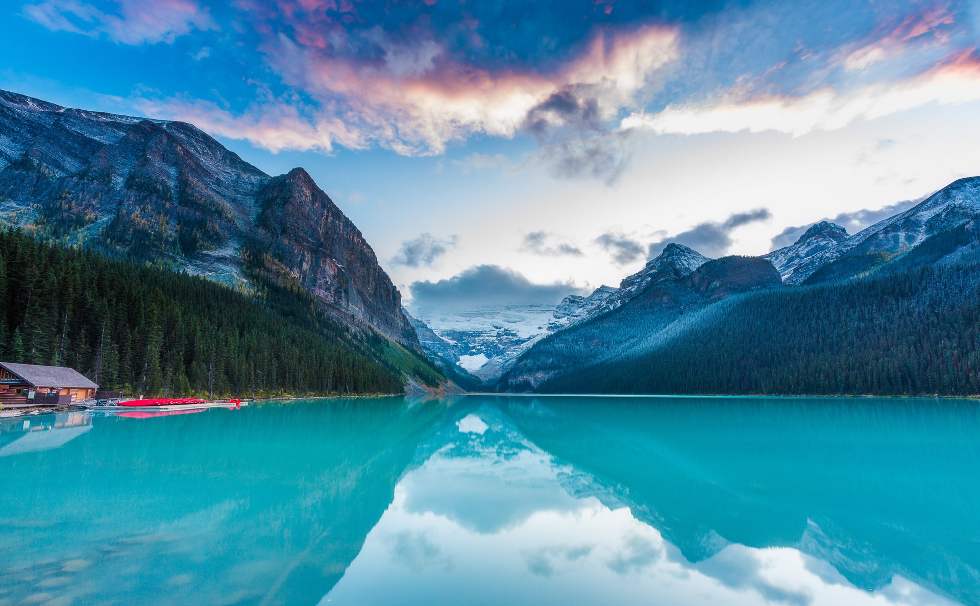 Odraz hor v tyrkysové hladině Lake Louise při západu slunce