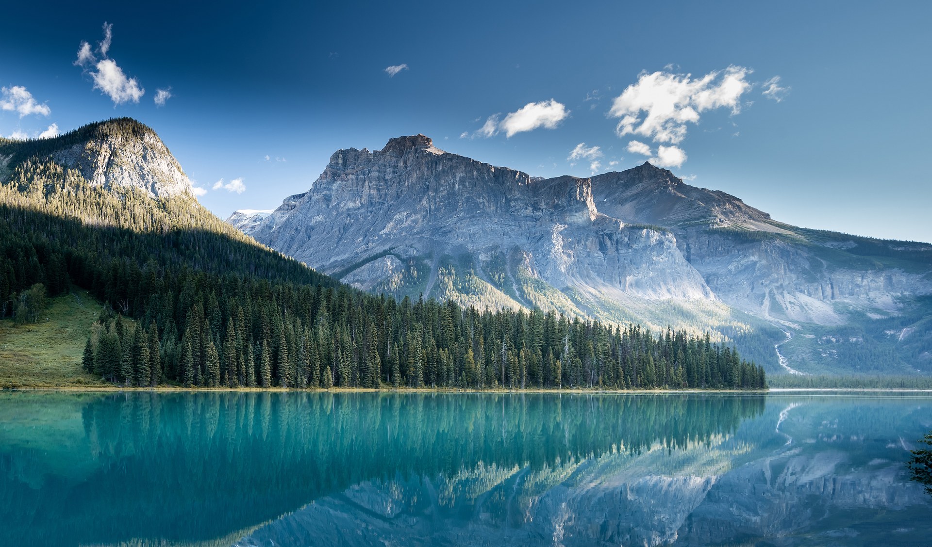 Smaragdové Emerald Lake s odrazem hor v národním parku Yoho