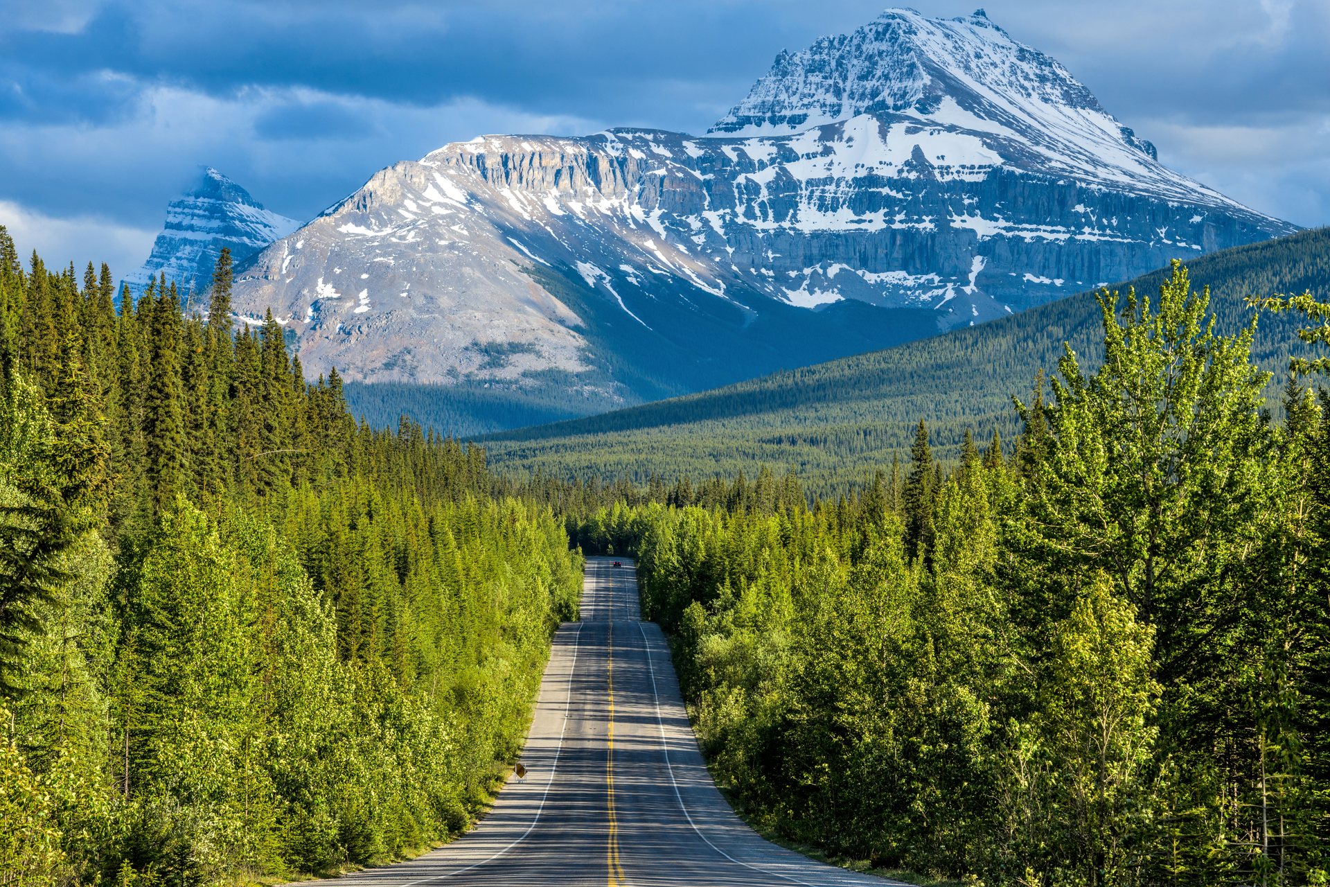 Silnice Icefields Parkway pod horou Mount Sarbach v kanadských Skalnatých horách