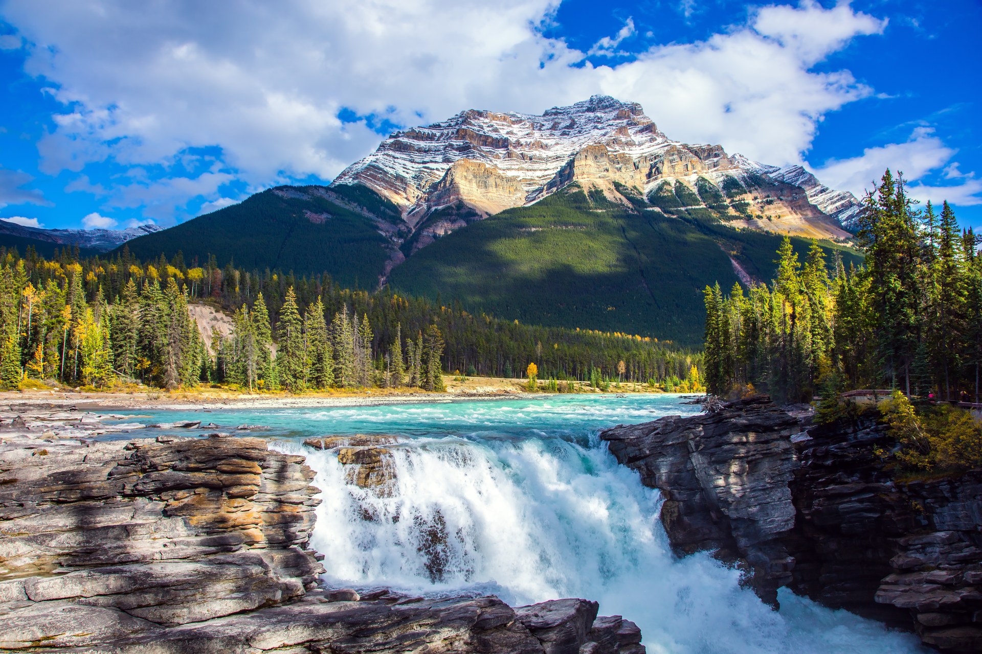 Vodopády Athabasca Falls v národním parku Jasper na pozadí Skalnatých hor
