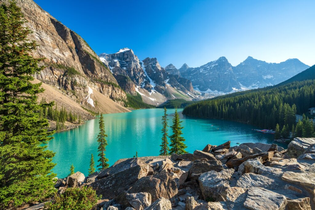 Tyrkysové Moraine Lake obklopené štíty Skalnatých hor v národním parku Banff