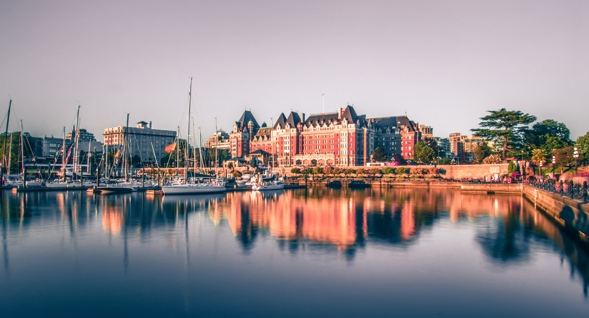 Večerní Inner Harbour ve Victorii na Vancouver Islandu