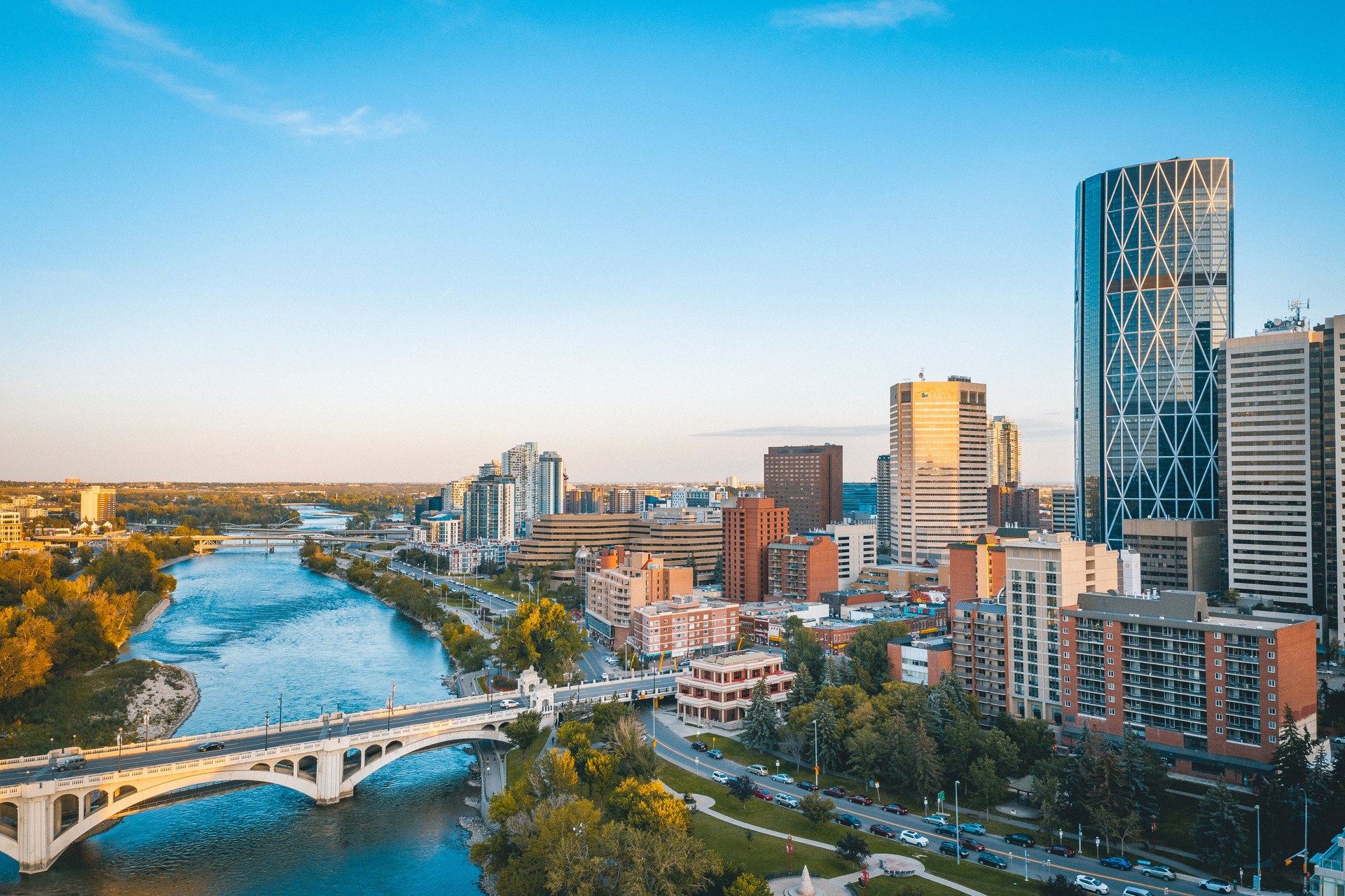 Panorama centra Calgary s moderními výškovými budovami a řekou Bow