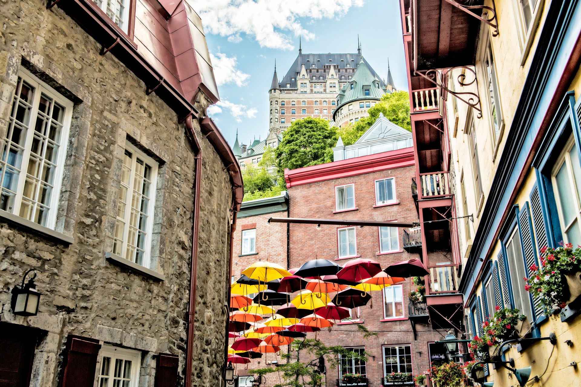 Barevné deštníky nad uličkou Petit-Champlain v Québec City
