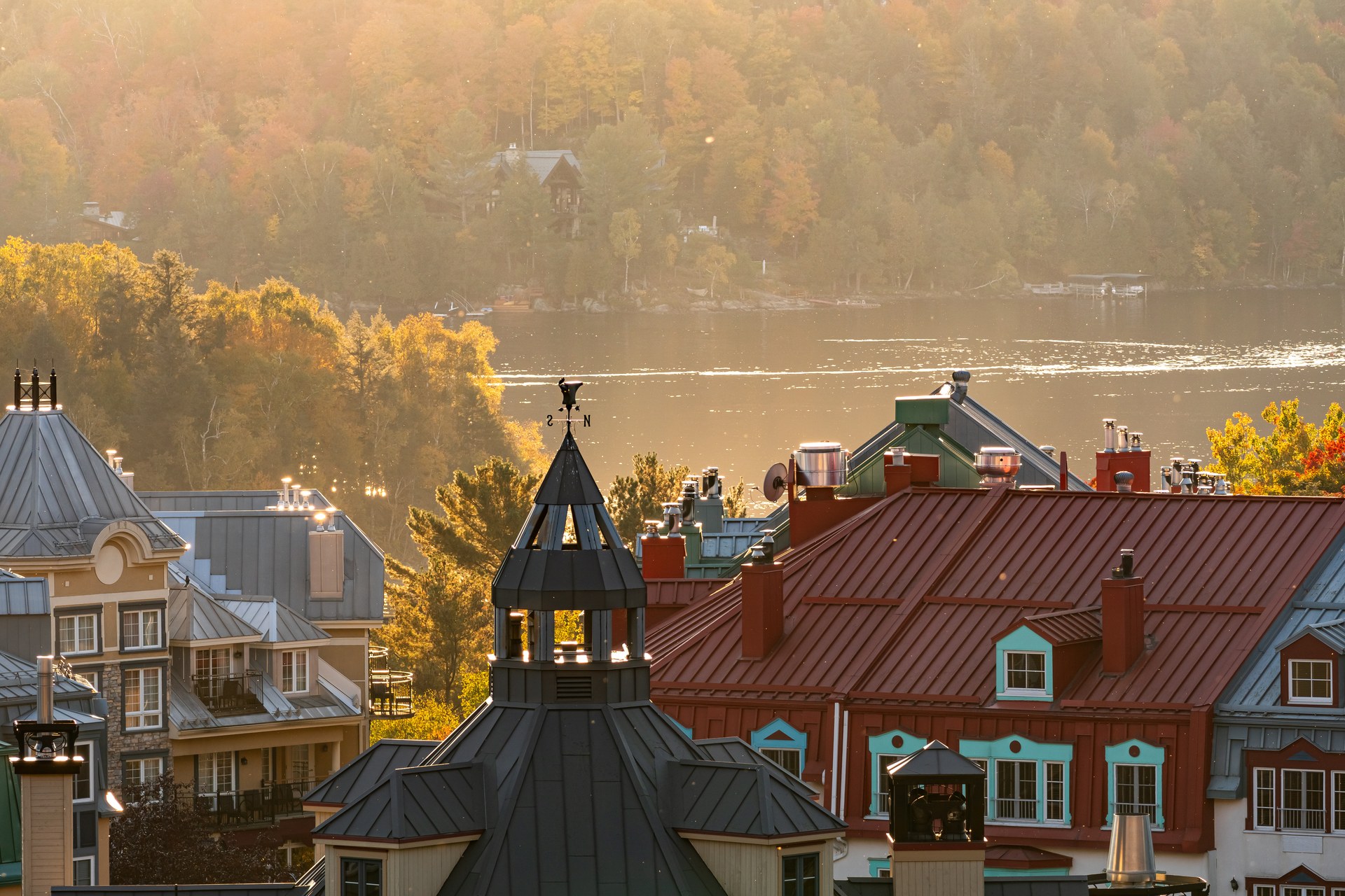 Barevné střechy a podzimní stromy v Mont-Tremblant v Québecu
