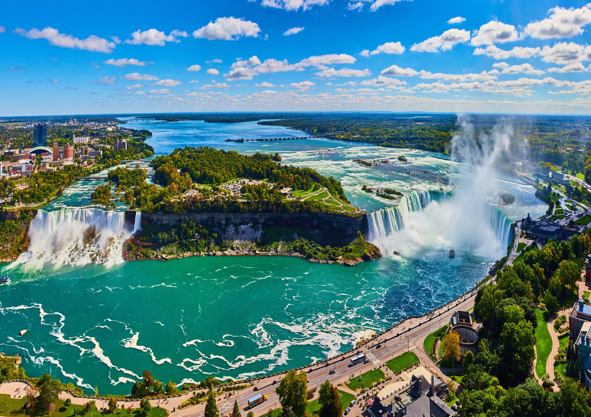 Panoramatický pohled na Niagarské vodopády z kanadské strany