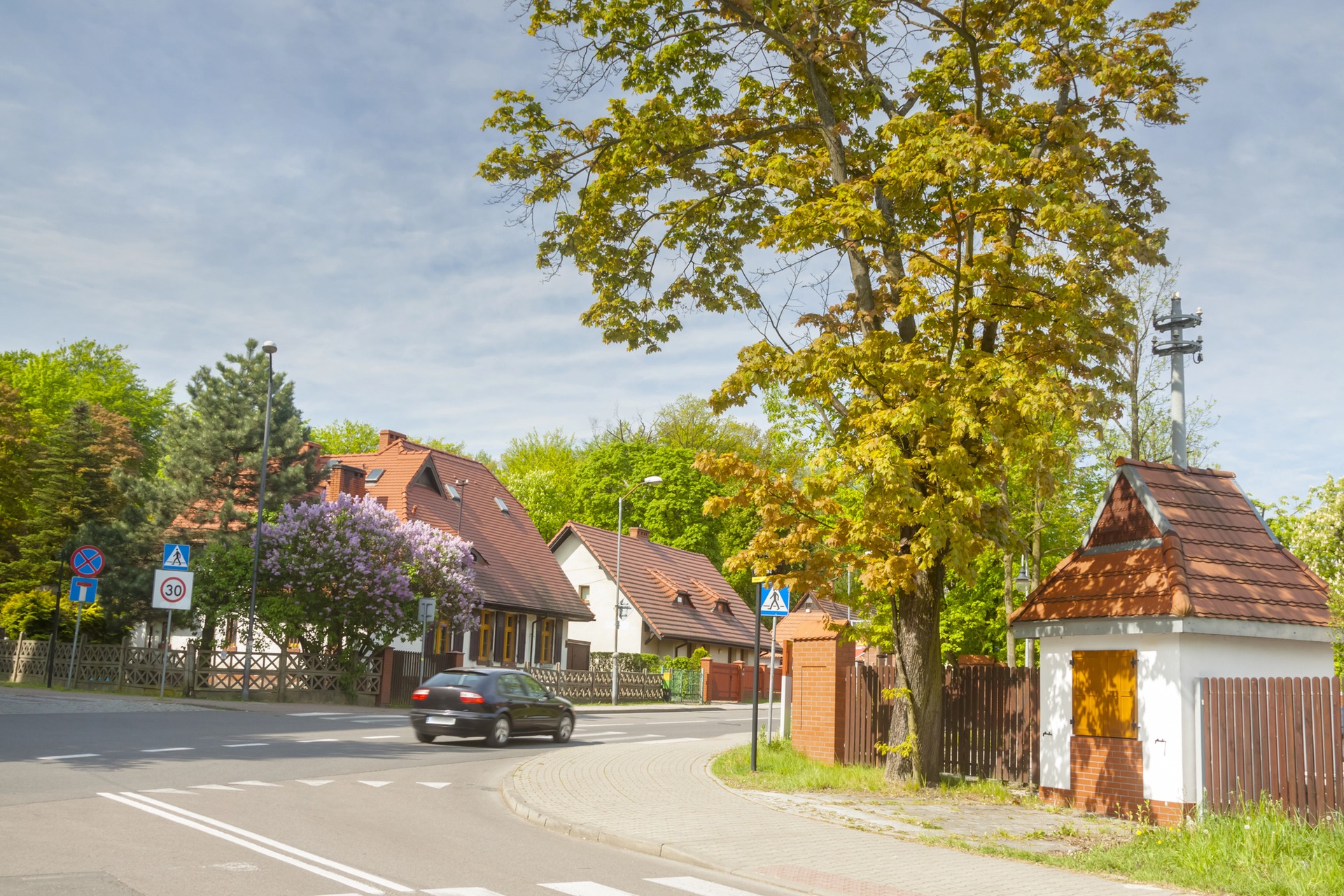 Nízké domky a zeleň v katovické čtvrti Giszowiec, zahradním městě pro horníky