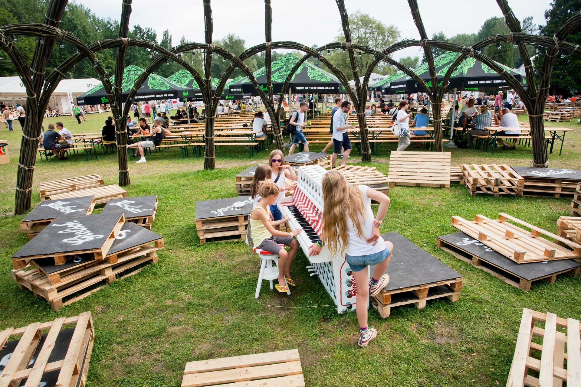 Letní festivalová atmosféra v Katovicích s posezením pod širým nebem