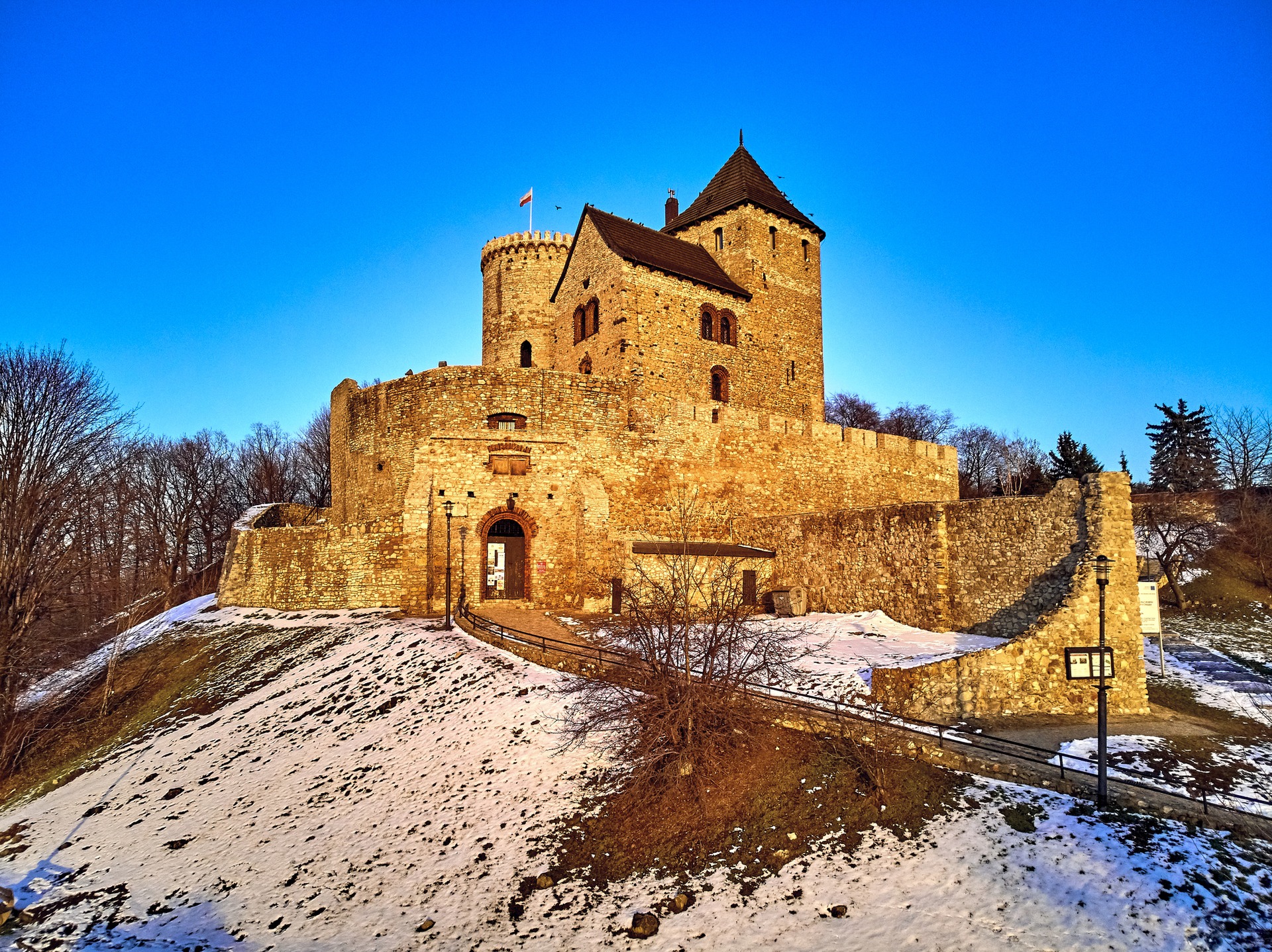 Gotický hrad v Będzinu na kopci nad městem v zimě
