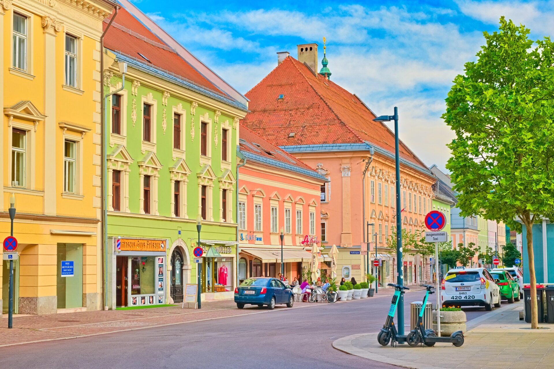 Historické centrum Klagenfurtu Barevná ulice s kavárnami v historickém centru Klagenfurtu