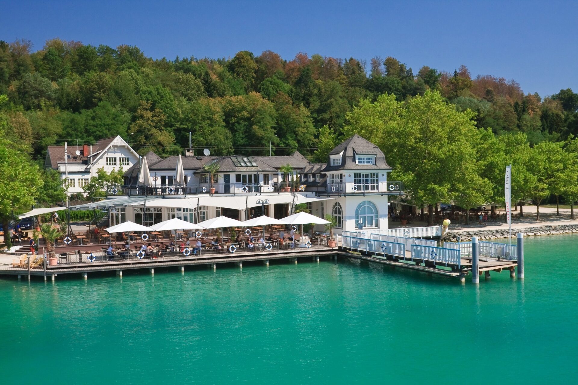 Břeh Wörthersee u Klagenfurtu Restaurace na břehu jezera Wörthersee u Klagenfurtu