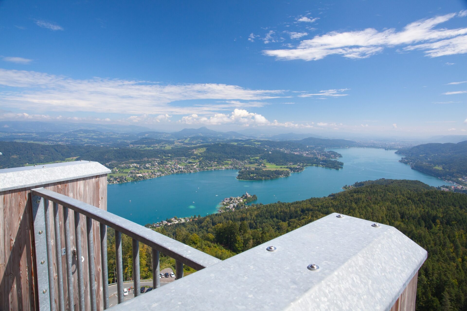 Výhled z Pyramidenkogelu Výhled z Pyramidenkogelu na jezero Wörthersee