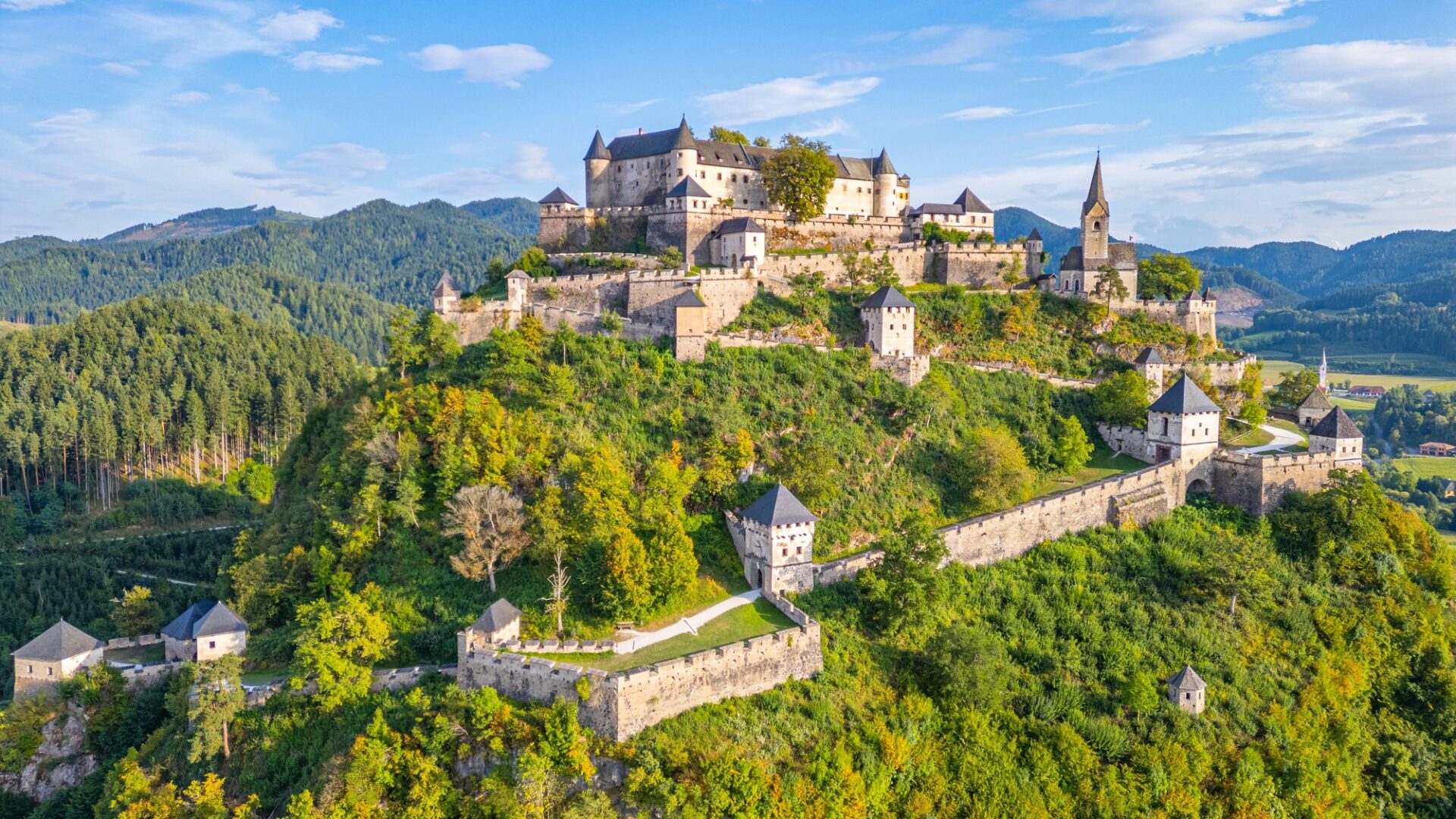 Hrad Hochosterwitz Hrad Hochosterwitz na skále v Korutanech