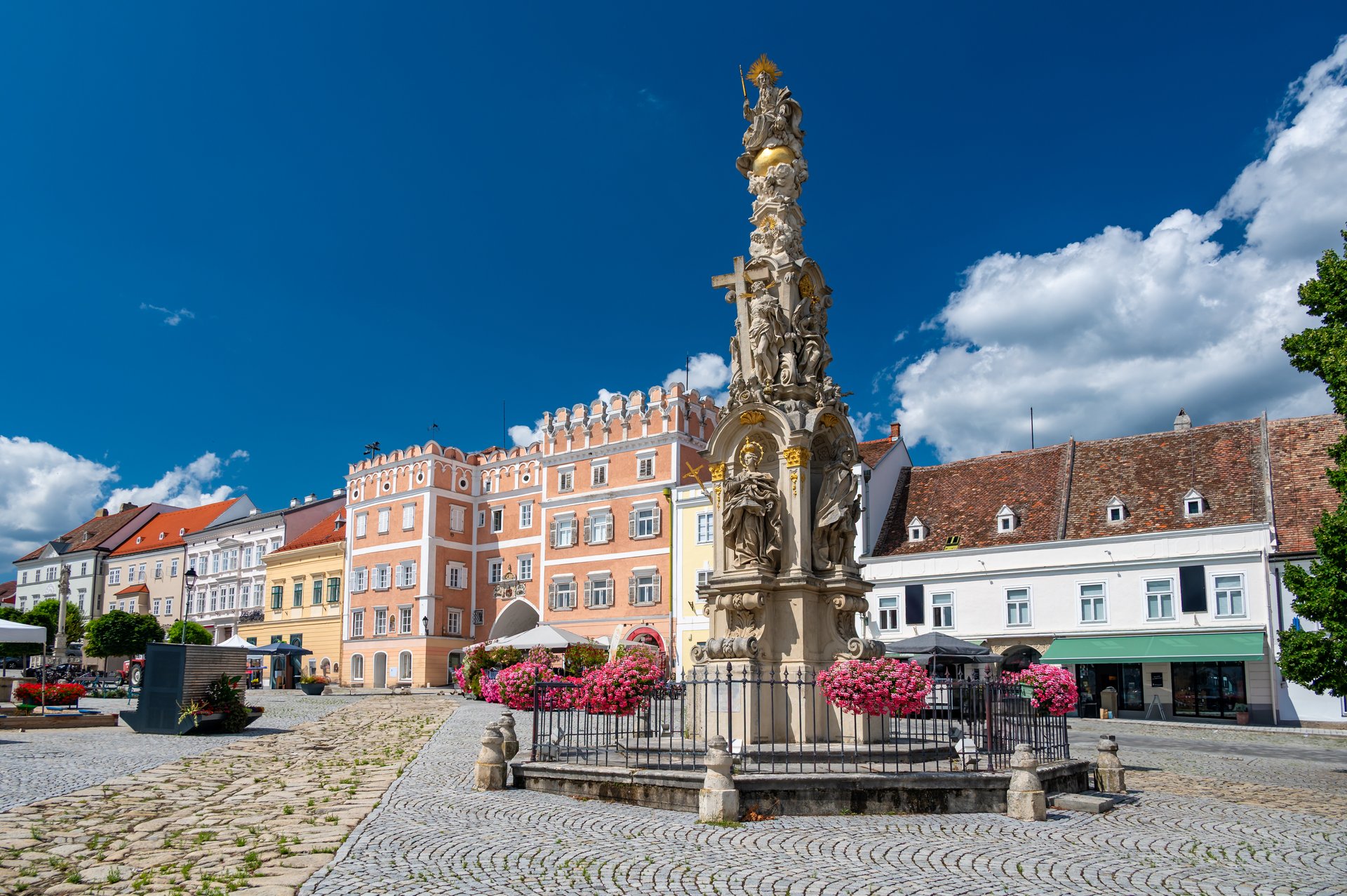 Sloup Nejsvětější Trojice a barevné měšťanské domy na náměstí v Retzu