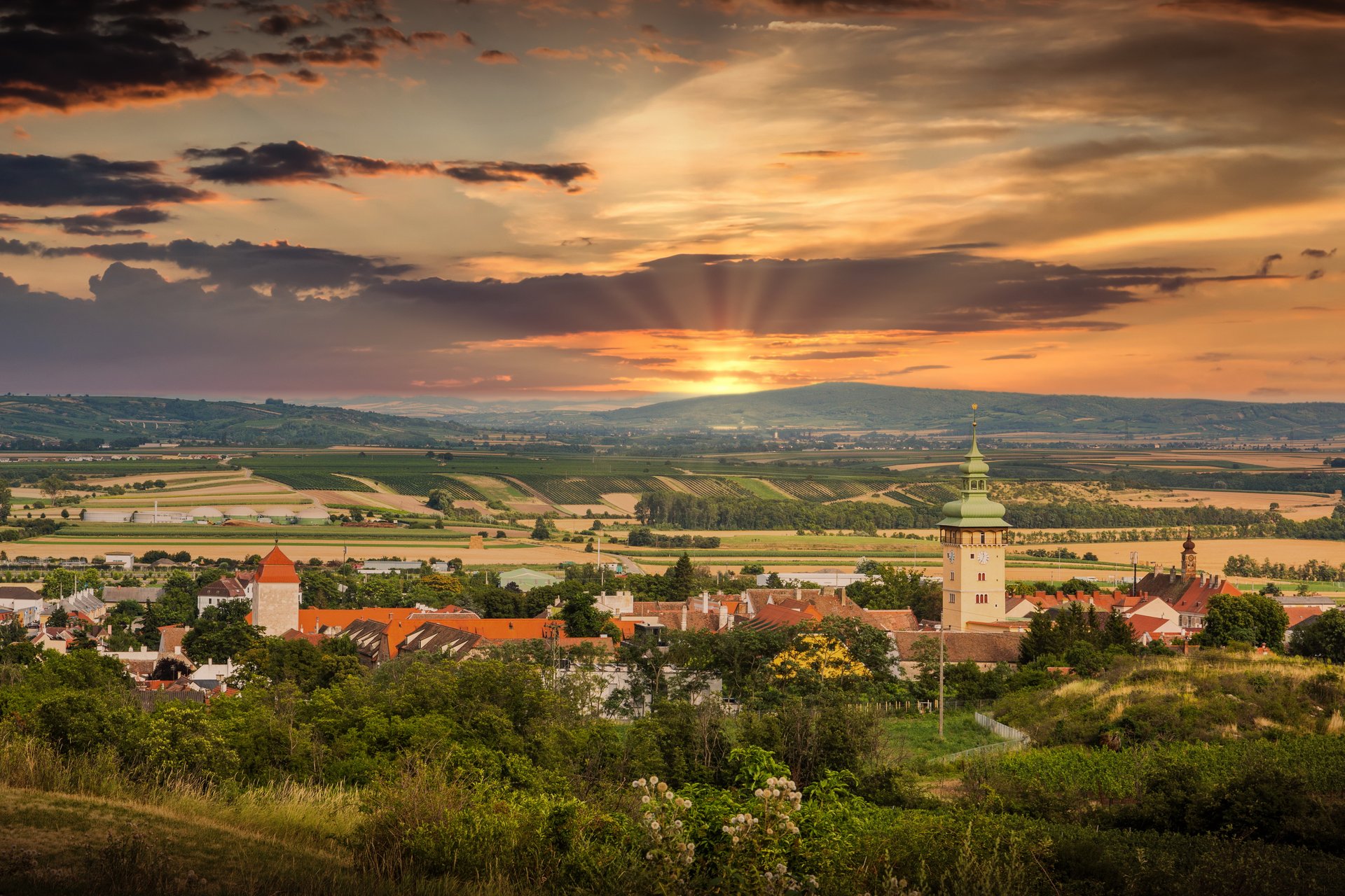 Večerní panorama Retzu s kostelní věží a vinařskou krajinou