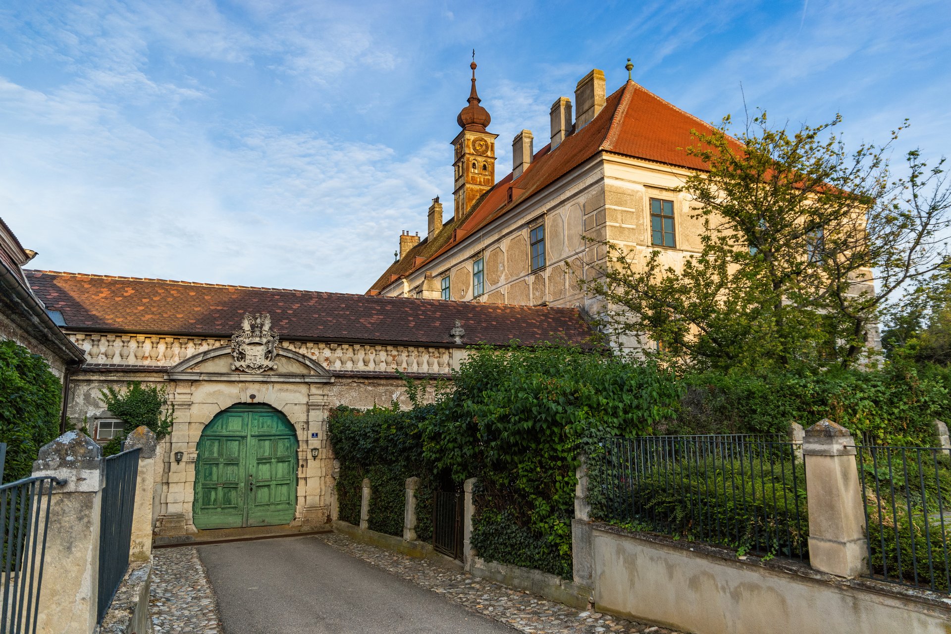 Vstupní brána a historická budova zámku Gatterburg v Retzu