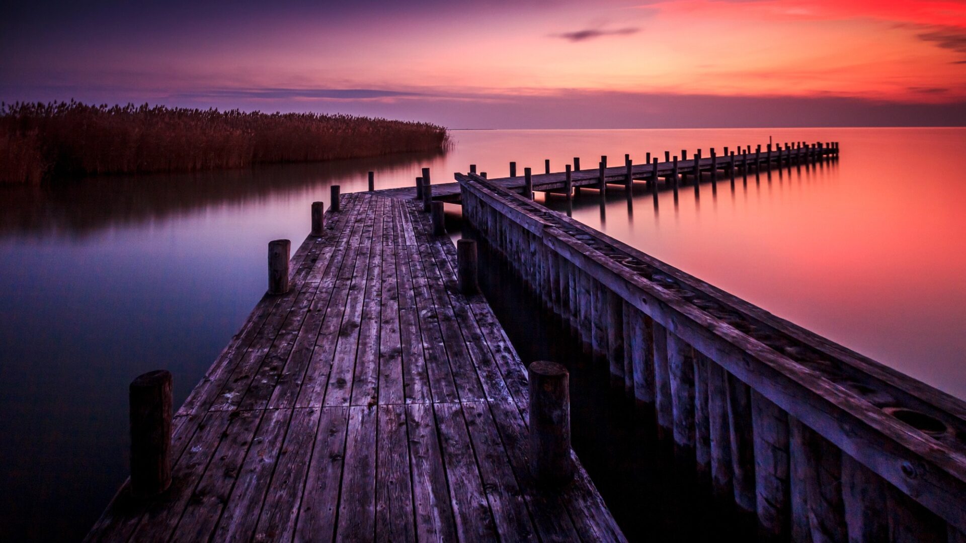 Neusiedler See Dřevěné molo při západu slunce u Neusiedler See v Burgenlandu