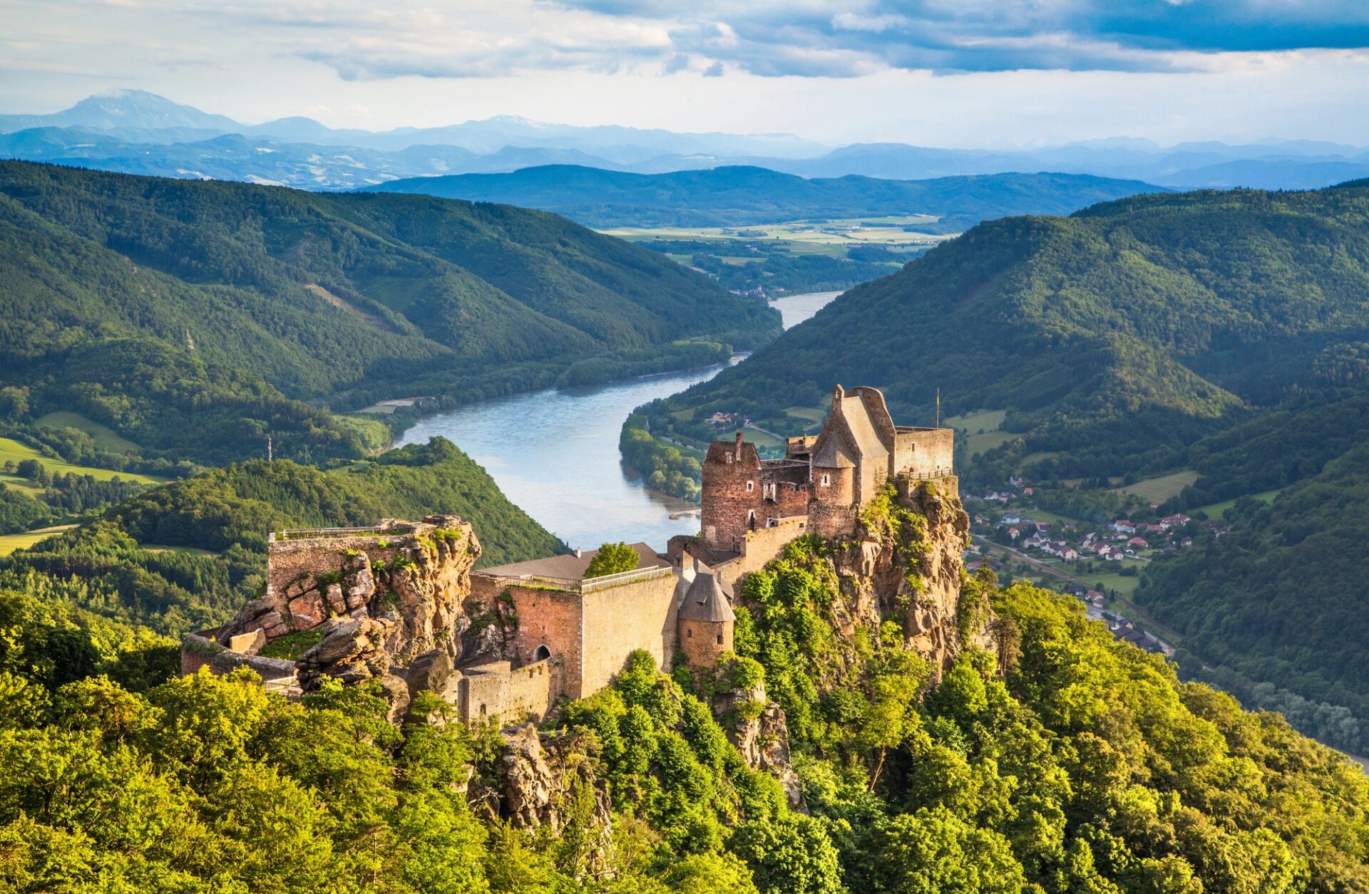 Wachau a hrad Aggstein Zřícenina hradu Aggstein nad Dunajem v údolí Wachau