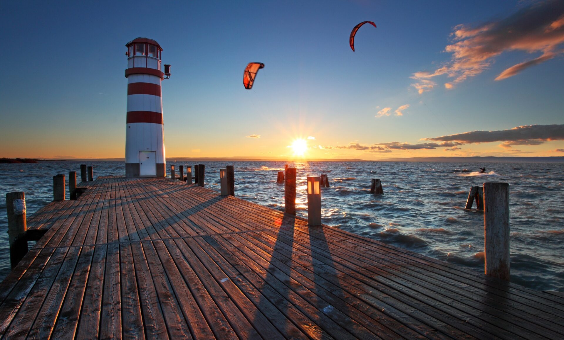 Podersdorf am See Maják v Podersdorfu u Neusiedler See při západu slunce