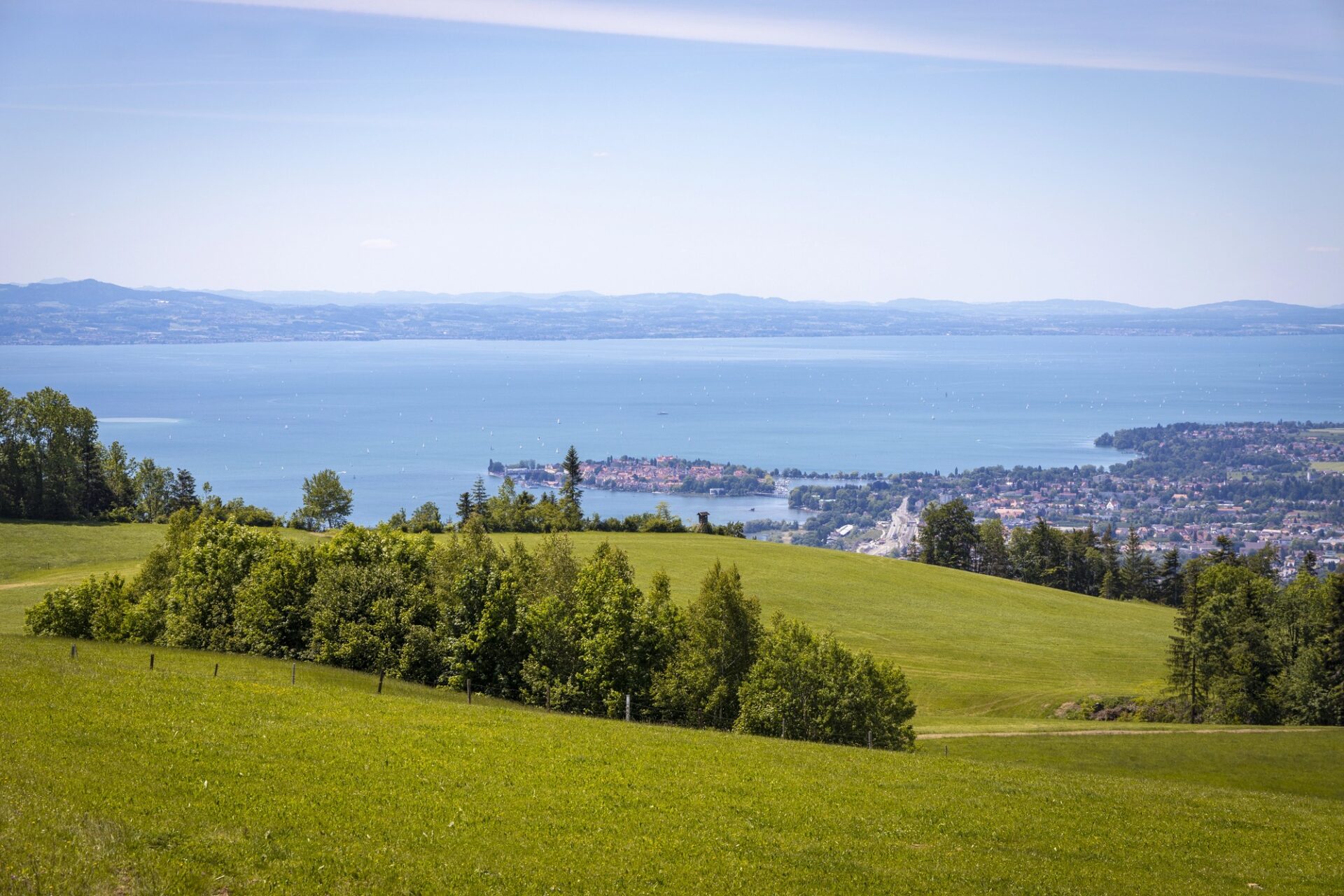 Bregenz a Bodamské jezero Výhled na Bodamské jezero a Bregenz z okolních kopců