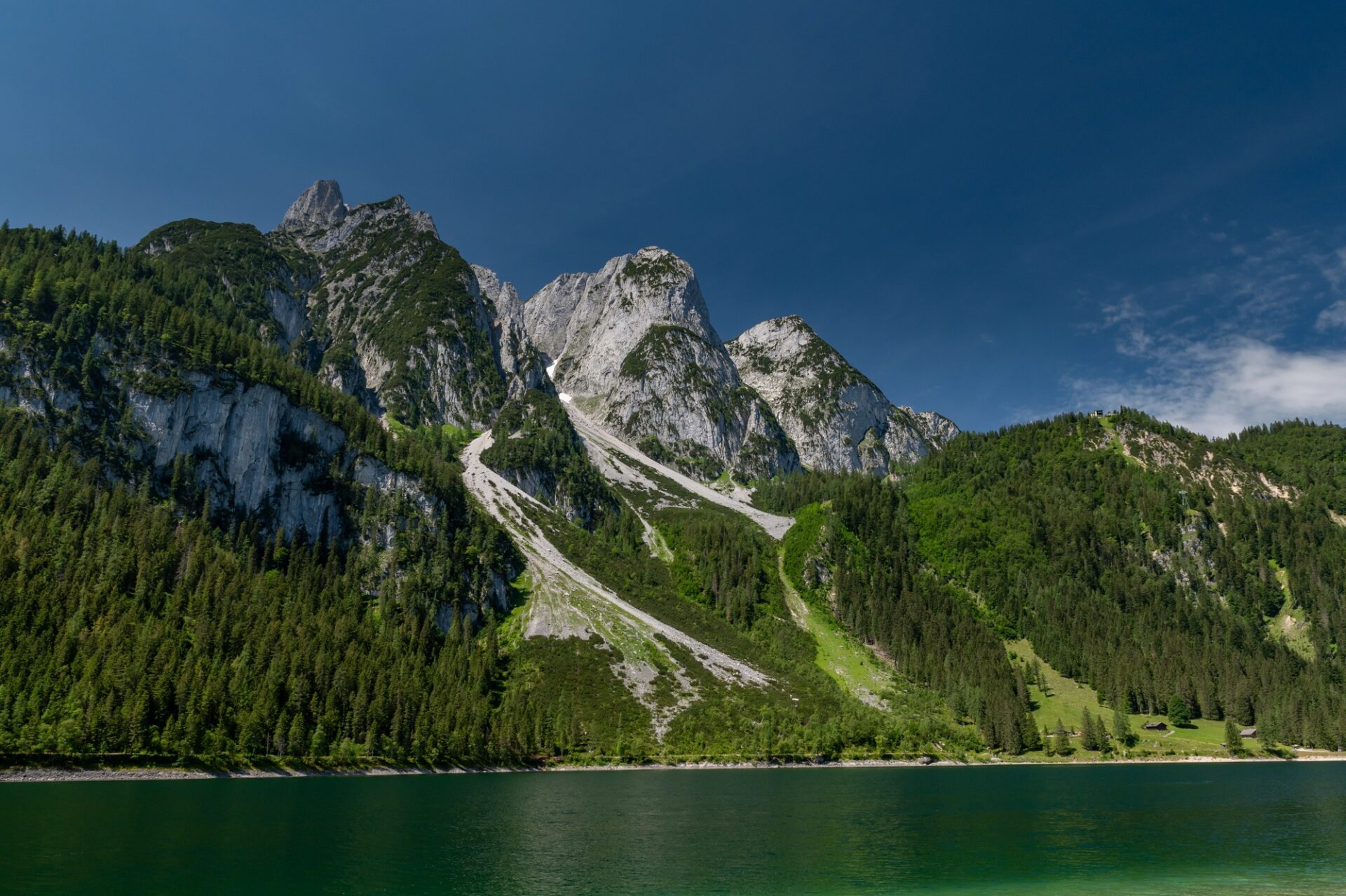 Rakouské Alpy Alpské skály a horské jezero v Rakousku